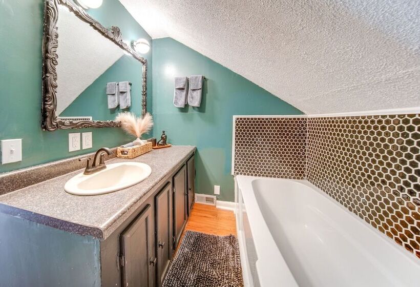 Modern Garfield Heights Home: 13 Mi To Cleveland!