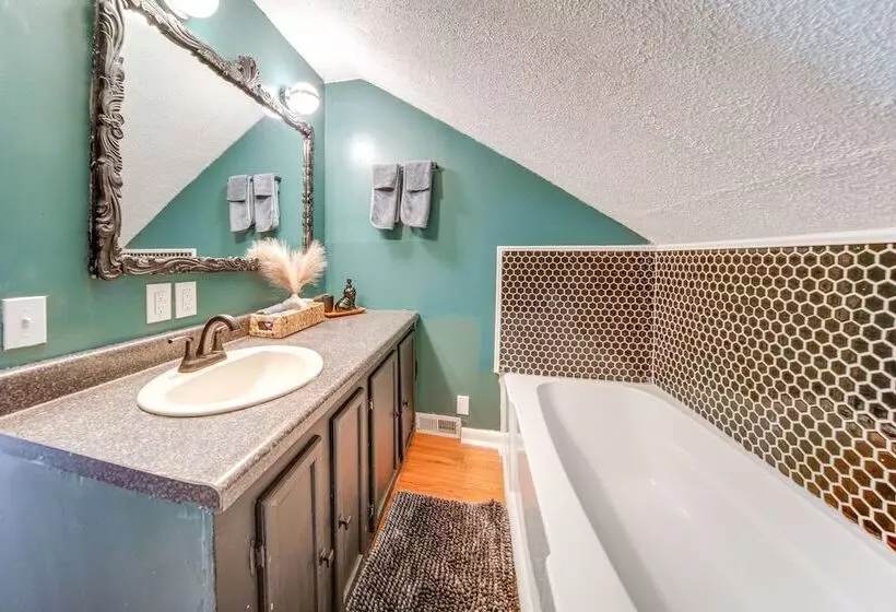 Modern Garfield Heights Home: 13 Mi To Cleveland!