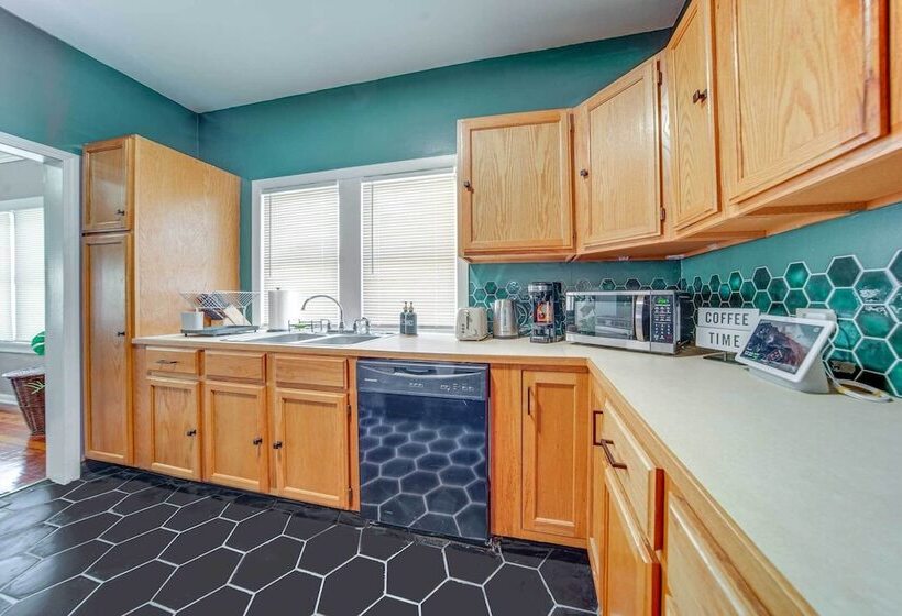 Modern Garfield Heights Home: 13 Mi To Cleveland!