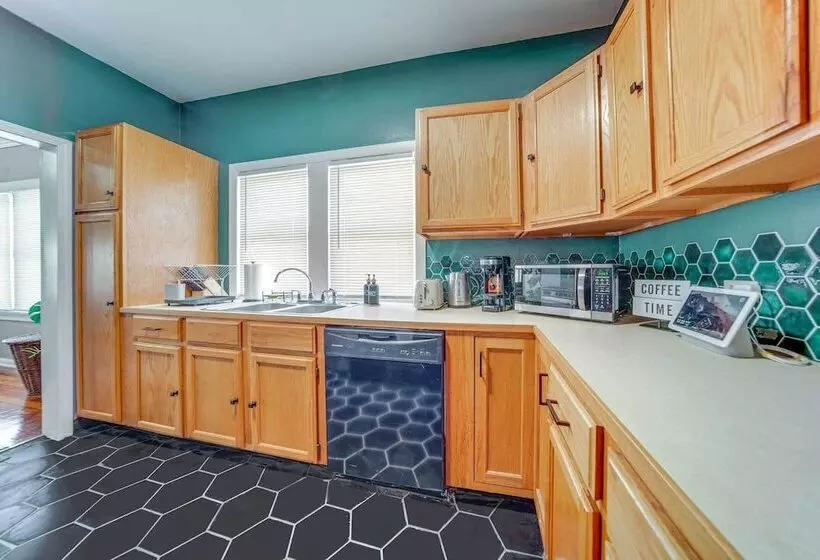 Modern Garfield Heights Home: 13 Mi To Cleveland!