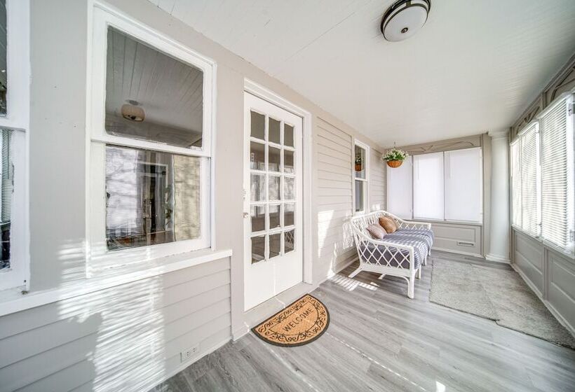 Modern Garfield Heights Home: 13 Mi To Cleveland!