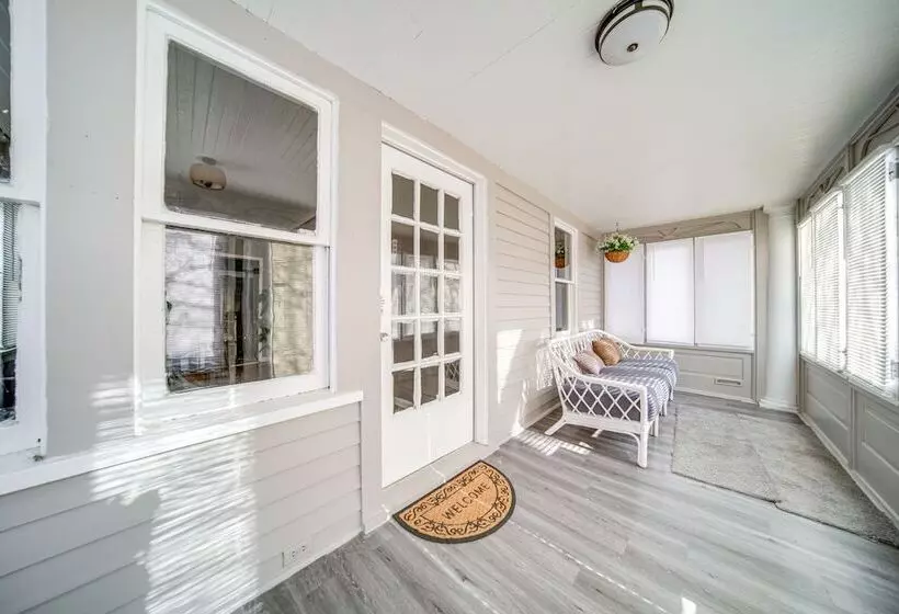 Modern Garfield Heights Home: 13 Mi To Cleveland!