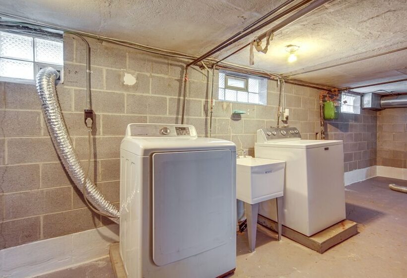 Modern Garfield Heights Home: 13 Mi To Cleveland!