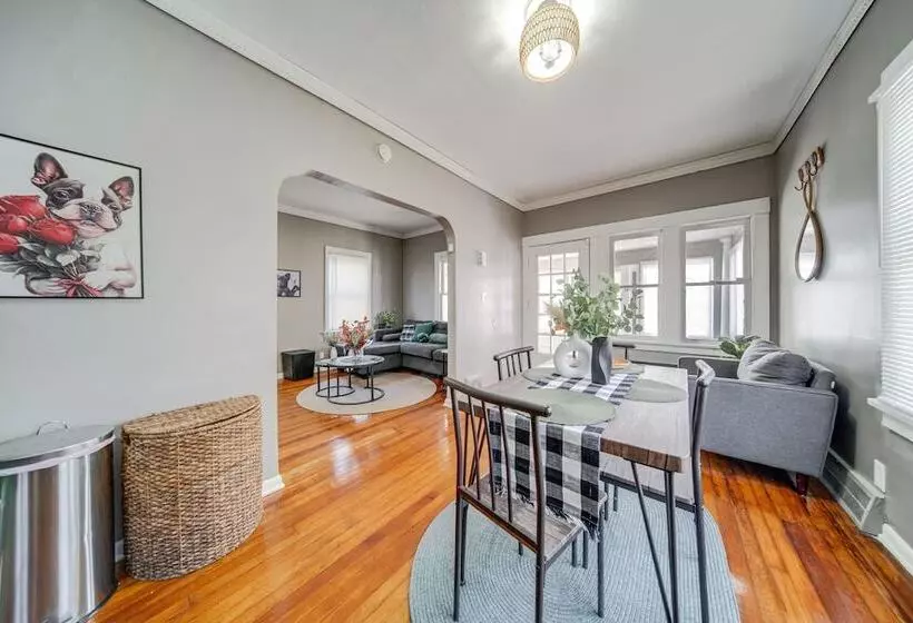Modern Garfield Heights Home: 13 Mi To Cleveland!