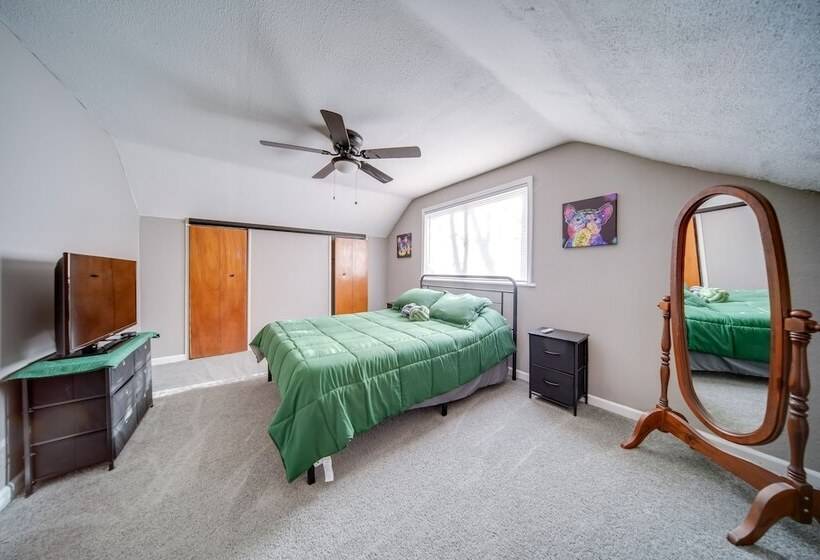 Modern Garfield Heights Home: 13 Mi To Cleveland!