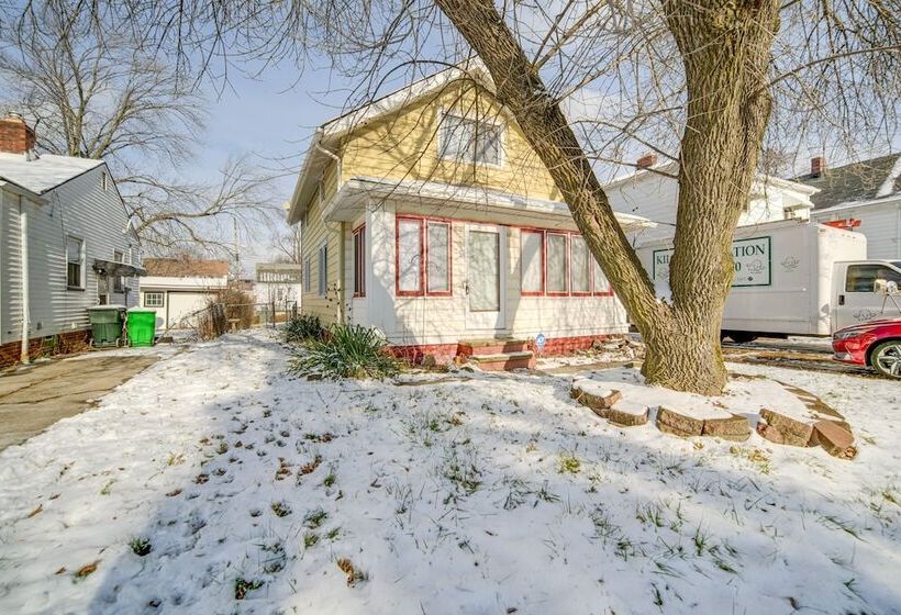 Modern Garfield Heights Home: 13 Mi To Cleveland!