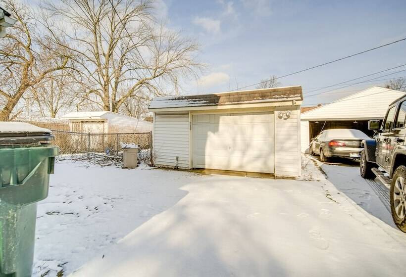 Modern Garfield Heights Home: 13 Mi To Cleveland!