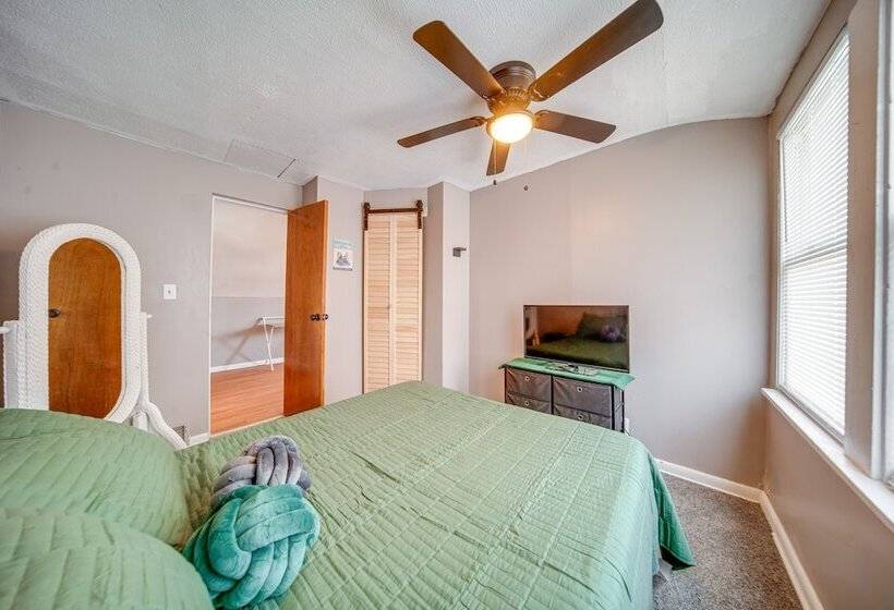 Modern Garfield Heights Home: 13 Mi To Cleveland!