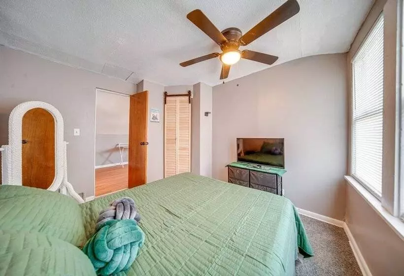 Modern Garfield Heights Home: 13 Mi To Cleveland!
