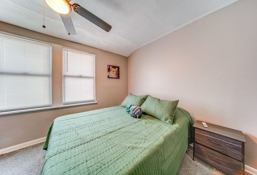 Modern Garfield Heights Home: 13 Mi To Cleveland!