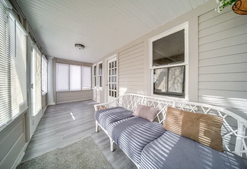 Modern Garfield Heights Home: 13 Mi To Cleveland!