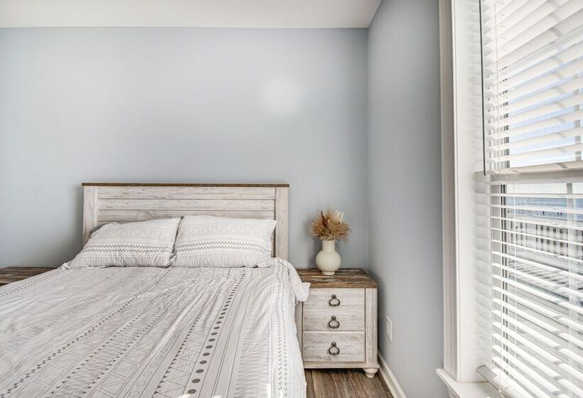 Private Beach & Deck: Bayfront Home In Hayes!