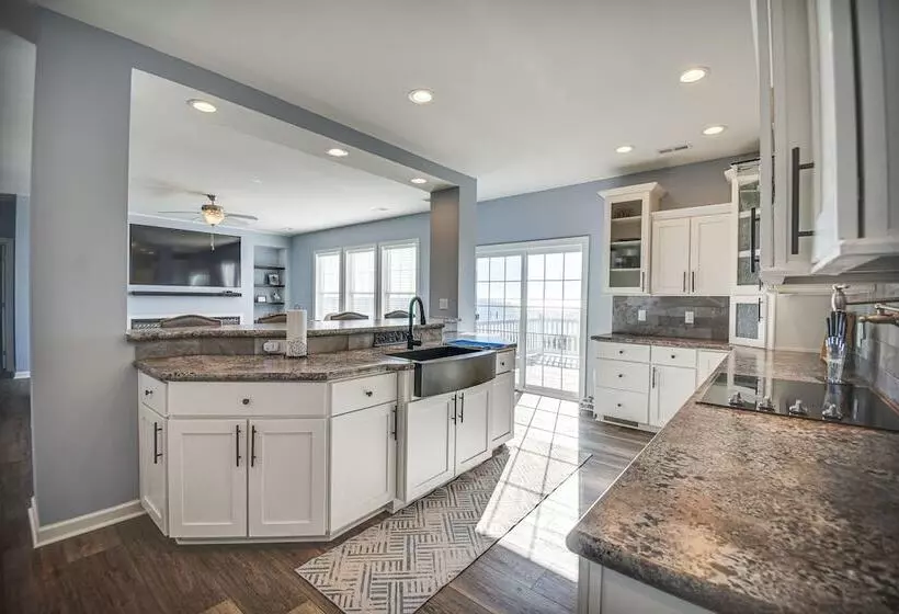 Private Beach & Deck: Bayfront Home In Hayes!