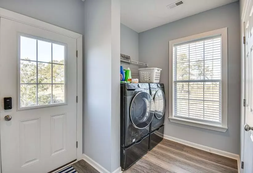 Private Beach & Deck: Bayfront Home In Hayes!