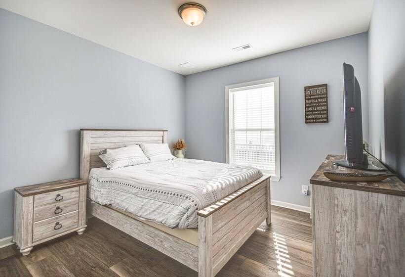 Private Beach & Deck: Bayfront Home In Hayes!