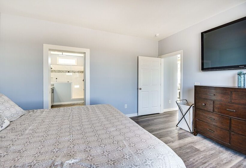 Private Beach & Deck: Bayfront Home In Hayes!