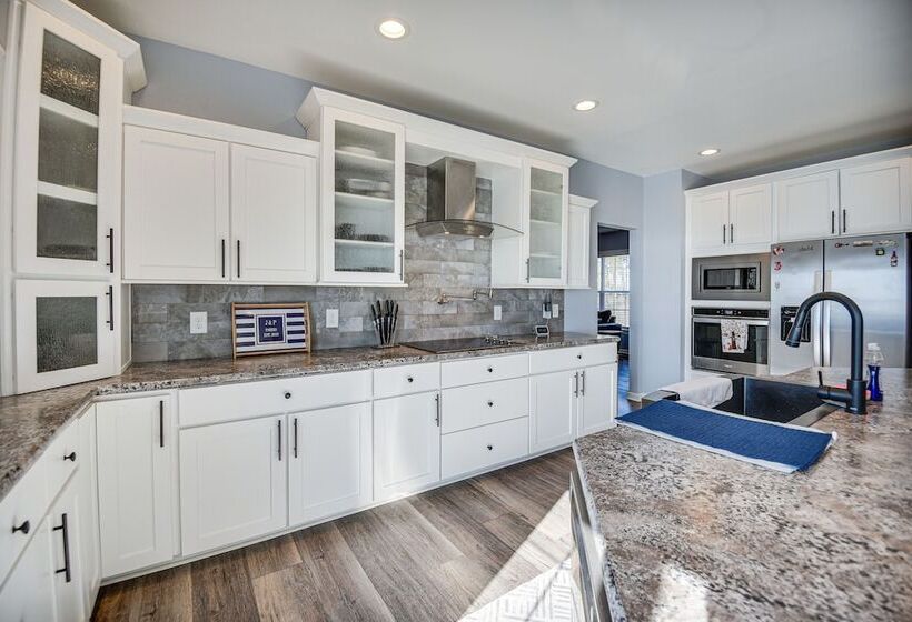 Private Beach & Deck: Bayfront Home In Hayes!