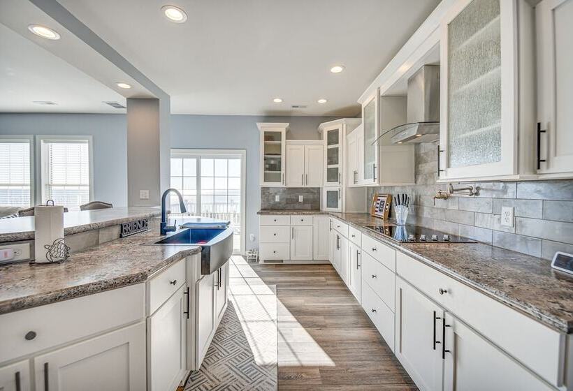 Private Beach & Deck: Bayfront Home In Hayes!