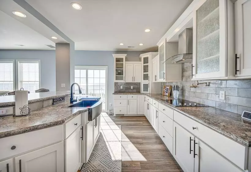 Private Beach & Deck: Bayfront Home In Hayes!