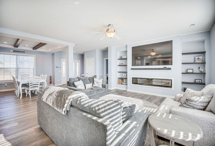 Private Beach & Deck: Bayfront Home In Hayes!