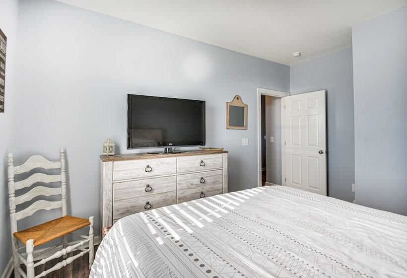 Private Beach & Deck: Bayfront Home In Hayes!