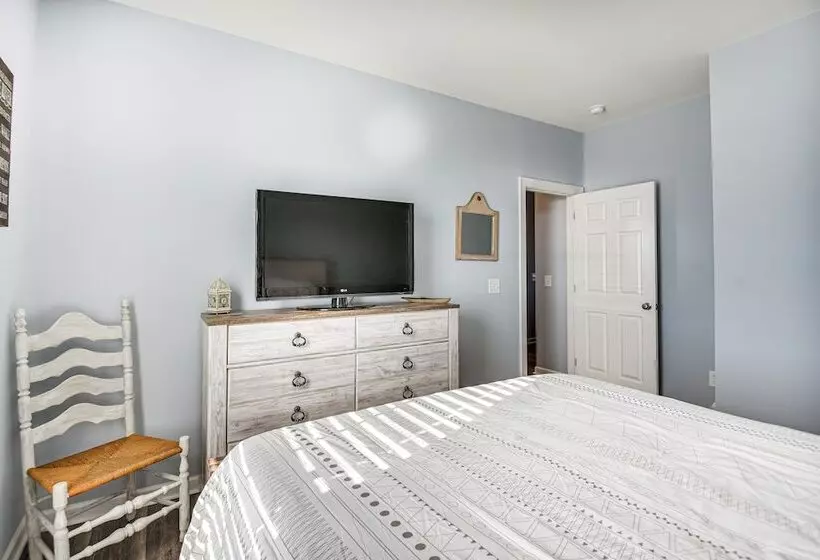 Private Beach & Deck: Bayfront Home In Hayes!