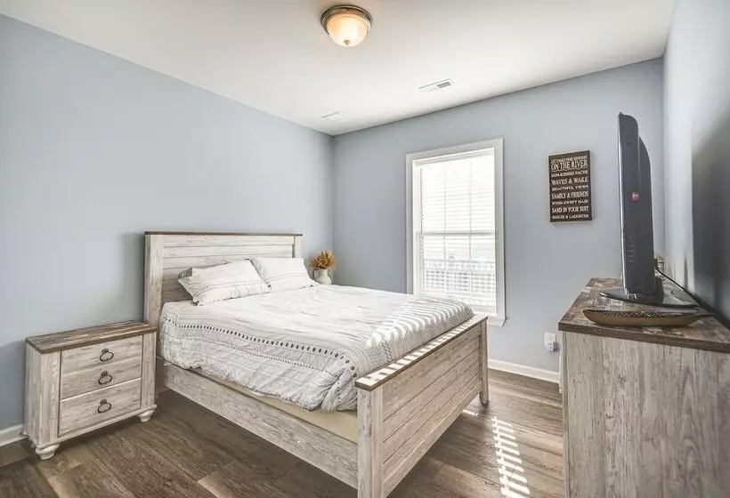 Private Beach & Deck: Bayfront Home In Hayes!