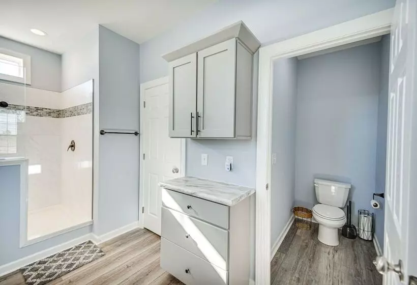 Private Beach & Deck: Bayfront Home In Hayes!