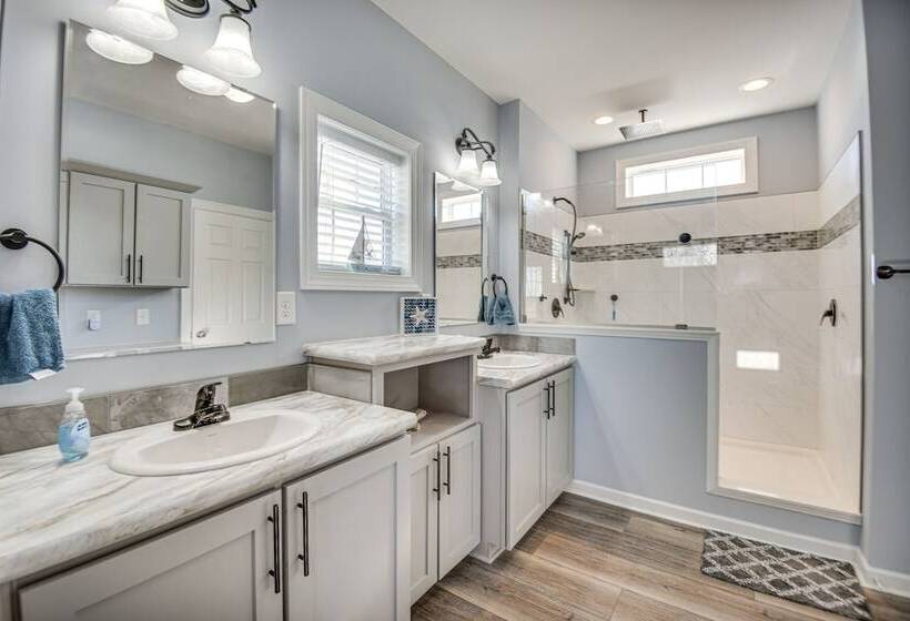 Private Beach & Deck: Bayfront Home In Hayes!