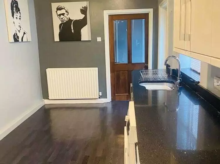Residenssi Beautiful 3 Bed House In Preston