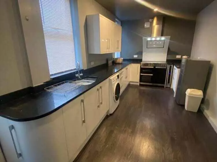 Residenssi Beautiful 3 Bed House In Preston