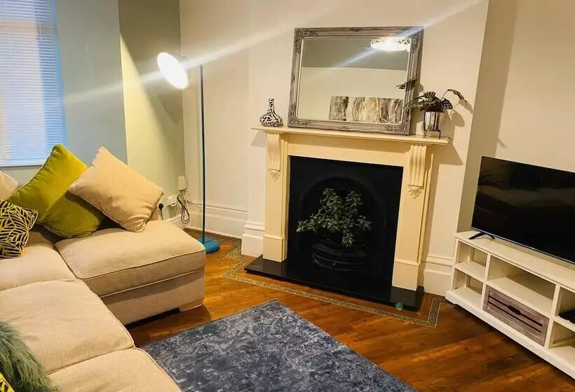 Residenssi Beautiful 3 Bed House In Preston