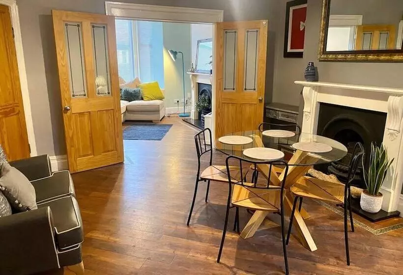 Residenssi Beautiful 3 Bed House In Preston