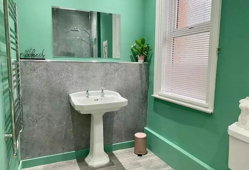 Residenssi Beautiful 3 Bed House In Preston