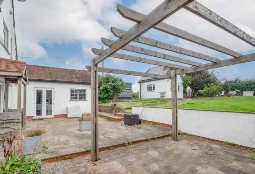 Residenssi Beautiful 3 Bed House In The Hamlet Of Ham Green