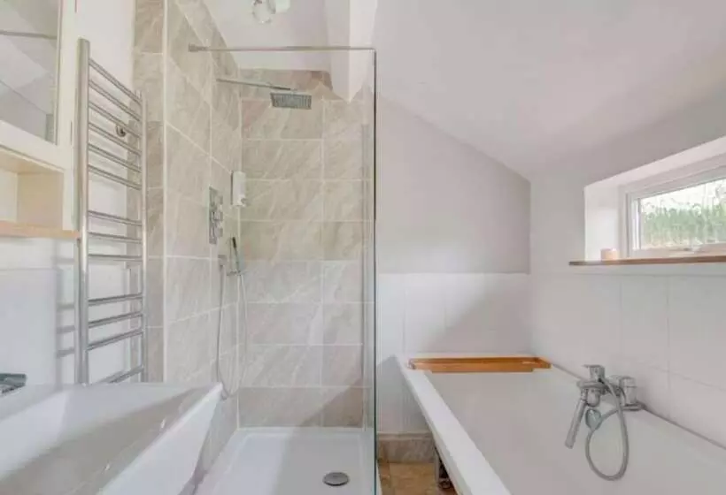 Residenssi Beautiful 3 Bed House In The Hamlet Of Ham Green