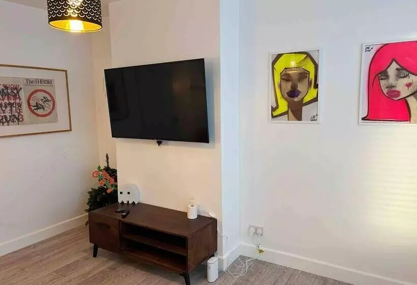 Residenssi Cool 2 Bed House Hornchurch, Arcade Games, Parking