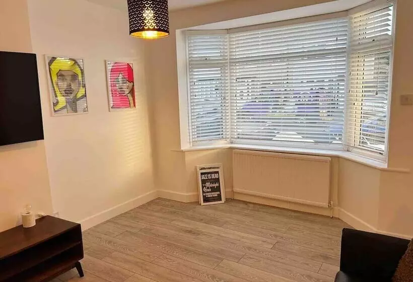 Residenssi Cool 2 Bed House Hornchurch, Arcade Games, Parking