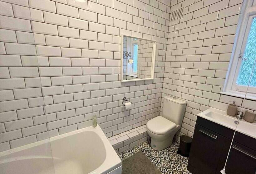 Резиденция Cool 2 Bed House Hornchurch, Arcade Games, Parking