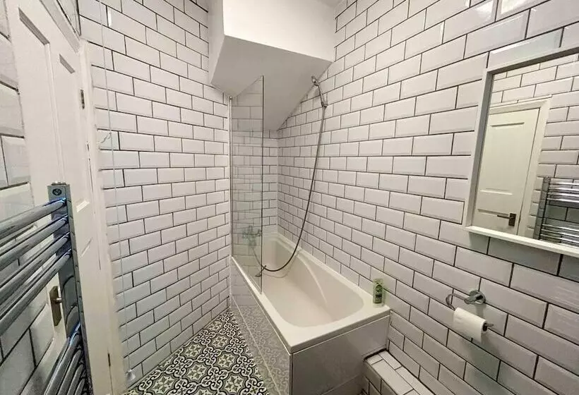 Residenssi Cool 2 Bed House Hornchurch, Arcade Games, Parking