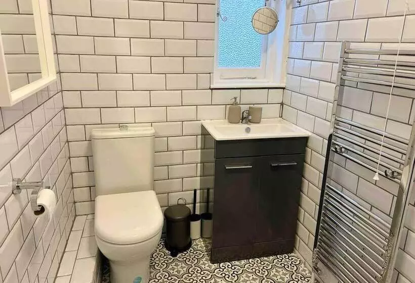 Residenssi Cool 2 Bed House Hornchurch, Arcade Games, Parking