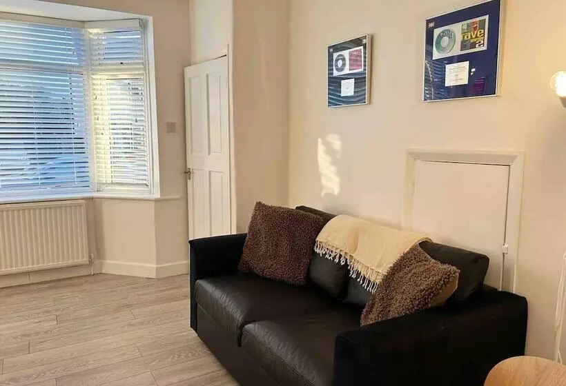 Residenssi Cool 2 Bed House Hornchurch, Arcade Games, Parking