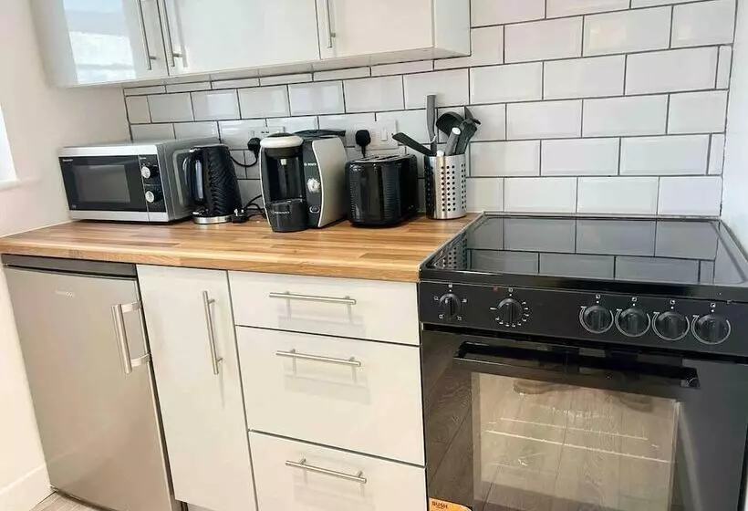 Residenssi Cool 2 Bed House Hornchurch, Arcade Games, Parking