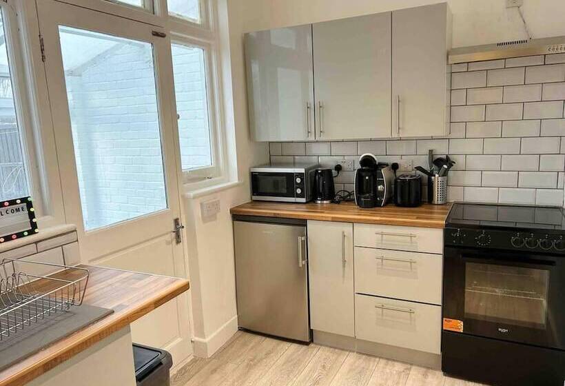 Резиденция Cool 2 Bed House Hornchurch, Arcade Games, Parking