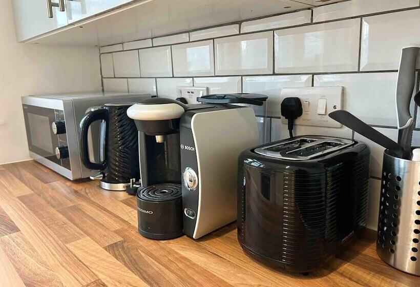 Резиденция Cool 2 Bed House Hornchurch, Arcade Games, Parking