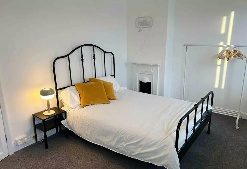 Residenssi Cool 2 Bed House Hornchurch, Arcade Games, Parking