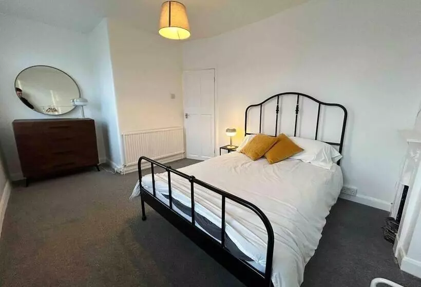 Residenssi Cool 2 Bed House Hornchurch, Arcade Games, Parking
