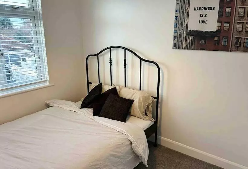 Residenssi Cool 2 Bed House Hornchurch, Arcade Games, Parking