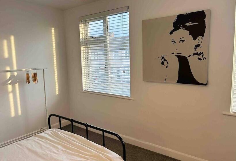 Резиденция Cool 2 Bed House Hornchurch, Arcade Games, Parking