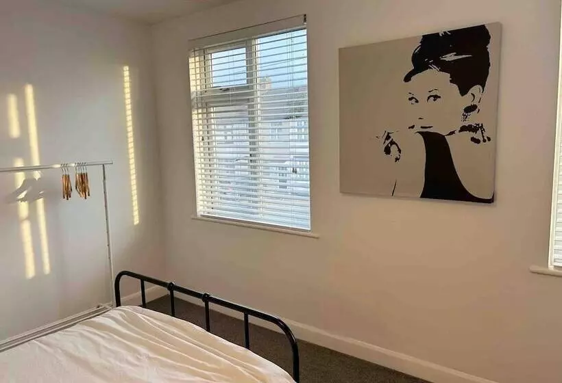 Residenssi Cool 2 Bed House Hornchurch, Arcade Games, Parking